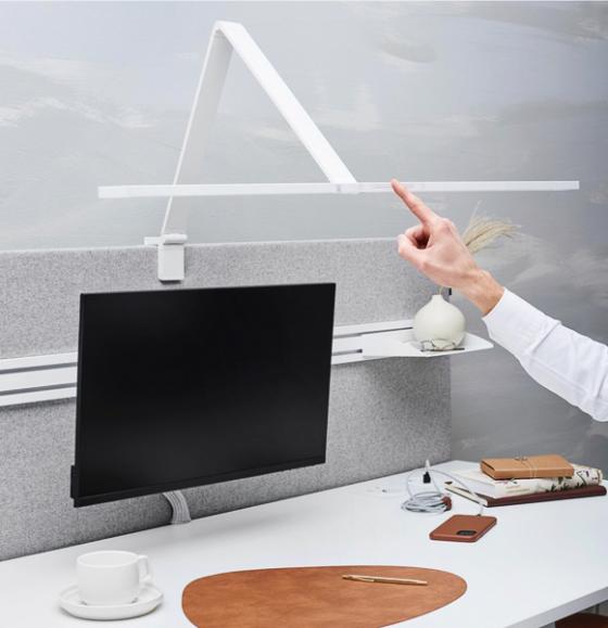  Skrivbordslampa Lykke led vit, med fäste för bordsskärm