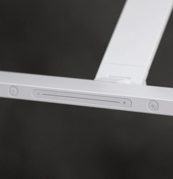  Skrivbordslampa Lykke led vit, med fäste för bordsskärm