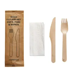  Bestickset av tr&auml; med servett